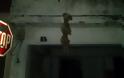 Φρικιαστική εικόνα στα Λεχαινά - Kρέμασε ζωντανό σκυλάκι από το μπαλκόνι του!