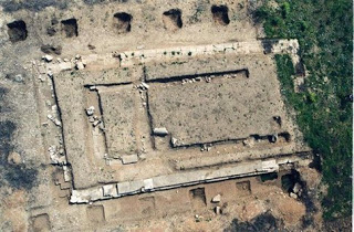 Eντυπωσιακή αρχαιολογική ανακάλυψη στην Τράπεζα Αιγίου - Δυο αρχαίοι ναοί ο ένας πάνω στον... άλλο - Φωτογραφία 1