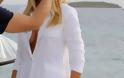 Ποια Eλληνίδα τραγουδίστρια εμφανίστηκε με άσπρο ανοιχτό σακάκι, χωρίς σουτιέν; - Φωτογραφία 2