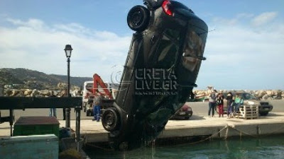 Αποκλειστικές φωτογραφίες από την πτώση ΙΧ στη θάλασσα - Στο όχημα επέβαινε 5μελής οικογένεια! - Φωτογραφία 2