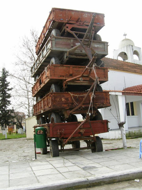 Γιατί οι πλατφόρμες, στα χωριά της Ξάνθης, βρέθηκαν το πρωί στοιβαγμένες η μία πάνω στην άλλη; - Φωτογραφία 2