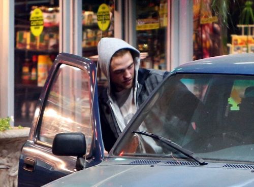 Kristen Stewart- Robert Pattinson: Η βραδινή έξοδος του ζευγαριού που έδωσε τέλος στις φήμες - Φωτογραφία 12