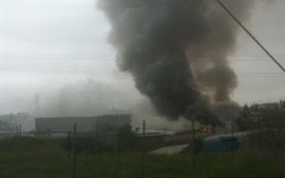 Μεγάλη φωτιά σε εργοστάσιο επίπλων στο Δερβένι - Φωτογραφία 1