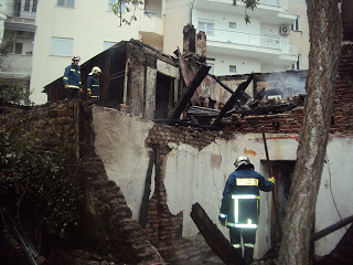 Πυρκαγιά κατέστρεψε ολοσχερώς μονοκατοικία στο κέντρο της Κατερίνης - Φωτογραφία 1