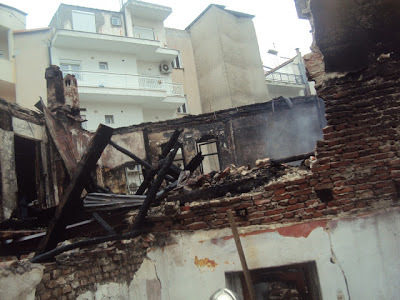 Πυρκαγιά κατέστρεψε ολοσχερώς μονοκατοικία στο κέντρο της Κατερίνης - Φωτογραφία 2