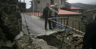 Ακατοίκητα και με σοβαρές ζημιές σπίτια λόγω κατολισθήσεων στο Μέτσοβο - Φωτογραφία 1
