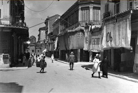 Δείτε στην Ερμού του 1920 κομψές κυρίες να ψωνίζουν με τα καπέλα τους... - Φωτογραφία 3