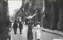 Δείτε στην Ερμού του 1920 κομψές κυρίες να ψωνίζουν με τα καπέλα τους... - Φωτογραφία 2