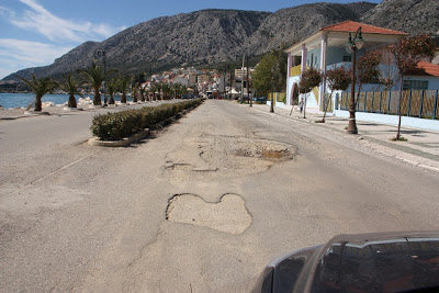 Μεγάλη λακκούβα στην είσοδο του Αστακού - Φωτογραφία 3