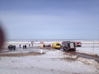 Πανικός στη Λετονία! 500 άτομα παρασύρονται στη θάλασσα - Φωτογραφία 1