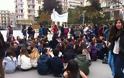 Συγκέντρωση και πορεία διαμαρτυρίας πραγματοποίησαν μαθητές και γονείς των Πειραματικών σχολείων - Φωτογραφία 2