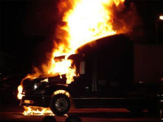Κάηκαν φορτηγά στο Μενίδι - Φωτογραφία 1
