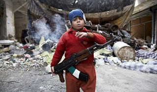 Η φωτογραφία που σόκαρε το διαδίκτυο: 7χρονος με... όπλο και τσιγάρο - Φωτογραφία 1