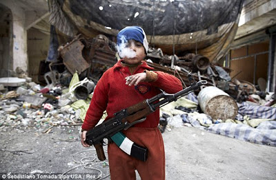 Η φωτογραφία που σόκαρε το διαδίκτυο: 7χρονος με... όπλο και τσιγάρο - Φωτογραφία 2
