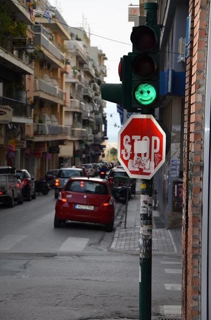 Mόνο στην Πάτρα θα δείτε το “χαμογελαστό” φανάρι! - Φωτογραφία 2