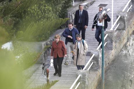 Mε λαχανί μπουρνούζι και ολόσωμο μαγιό η Μέρκελ! - Φωτογραφία 4