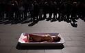 Ανθρώπινο κρέας στα Super Market [To φωτορεπορτάζ αφορά κίνηση ακτιβιστών - Οι φωτογραφίες σοκάρουν] - Φωτογραφία 2