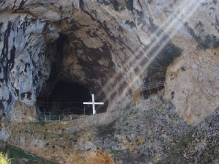 Τα μυστηριώδη σπήλαια του Αγίου Όρους - Φωτογραφία 1