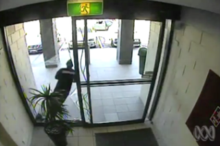 Βίντεο: Ο κλέφτης δεν πρόσεξε τη τζαμαρία - Φωτογραφία 1