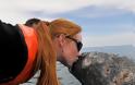 Μοναδικές στιγμές αγάπης μεταξύ τουριστών και μιας... φάλαινας! - Φωτογραφία 7