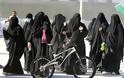 Η θρησκευτική αστυνομία της Σ. Αραβίας επέτρεψε σε γυναίκες να οδηγούν ποδήλατα
