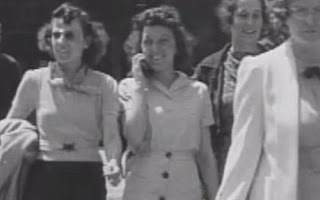 Γυναίκα εμφανίζεται με κινητό στο χέρι σε βίντεο του 1938! [Video] - Φωτογραφία 1