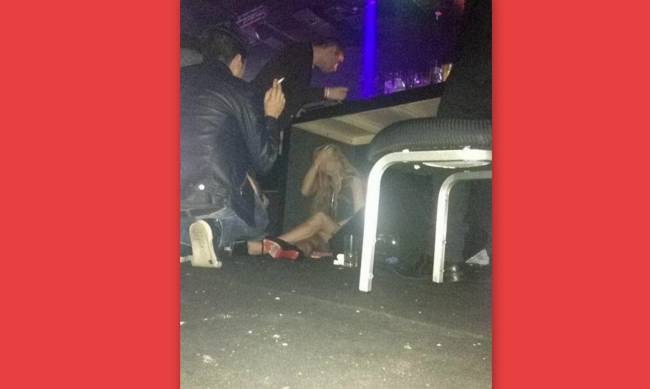Πασίγνωστη ηθοποιός τύφλα στο μεθύσι χώθηκε κάτω από το τραπέζι σε club! (φωτό) - Φωτογραφία 1
