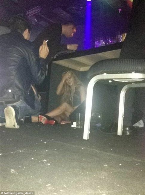 Πασίγνωστη ηθοποιός τύφλα στο μεθύσι χώθηκε κάτω από το τραπέζι σε club! (φωτό) - Φωτογραφία 4