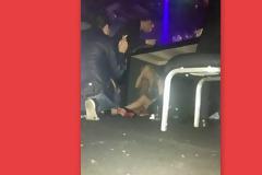 Πασίγνωστη ηθοποιός τύφλα στο μεθύσι χώθηκε κάτω από το τραπέζι σε club! (φωτό)