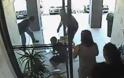 Βίντεο για γέλια: Κλέφτης προσπαθεί να διαφύγει με τα κλοπιμαία και πέφτει πάνω σε τζαμαρία!