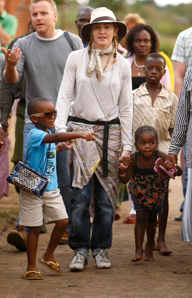 Η μεγάλη ΕΠΙΣΤΡΟΦΗ: Στο Μαλάουι η Madonna με τα δύο υιοθετημένα παιδιά της - Φωτογραφία 3
