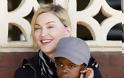 Η μεγάλη ΕΠΙΣΤΡΟΦΗ: Στο Μαλάουι η Madonna με τα δύο υιοθετημένα παιδιά της