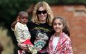 Η μεγάλη ΕΠΙΣΤΡΟΦΗ: Στο Μαλάουι η Madonna με τα δύο υιοθετημένα παιδιά της - Φωτογραφία 2