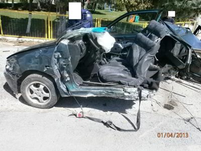 Αυτοκίνητο κόπηκε στα δύο στην Πτολεμαΐδα - Φωτογραφία 2