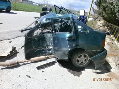 Αυτοκίνητο κόπηκε στα δύο στην Πτολεμαΐδα - Φωτογραφία 4