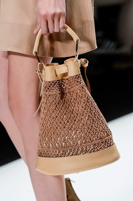 Fashion trend: Η τσάντα πουγκί - Φωτογραφία 15