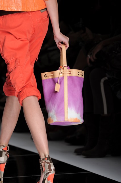 Fashion trend: Η τσάντα πουγκί - Φωτογραφία 7