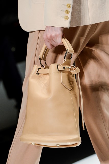 Fashion trend: Η τσάντα πουγκί - Φωτογραφία 9