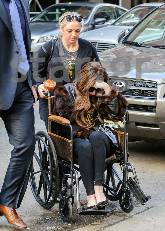 Έδωσε τη χρυσή αναπηρική καρέκλα η Lady Gaga για άλλη γνωστού οίκου μόδας - Φωτογραφία 5