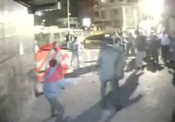 BINTEO-Eπίθεση οπαδών της Γαλατά Σαράι σε τηλεοπτικό σταθμό - Φωτογραφία 1