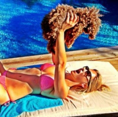 Η Bar Rafaeli στην πισίνα με το σκύλο της - Φωτογραφία 3
