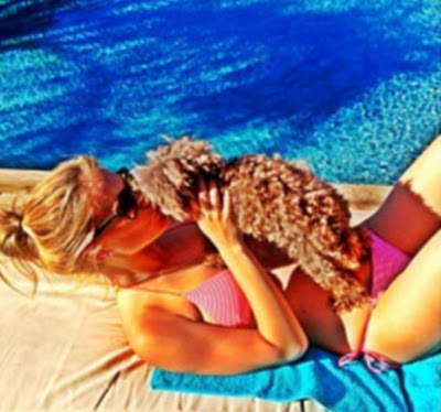 Η Bar Rafaeli στην πισίνα με το σκύλο της - Φωτογραφία 4