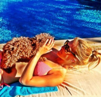 Η Bar Rafaeli στην πισίνα με το σκύλο της - Φωτογραφία 5