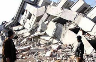 Έξι νεκροί και δεκάδες αγνοούμενοι από κατάρρευση κτιρίου - Φωτογραφία 1