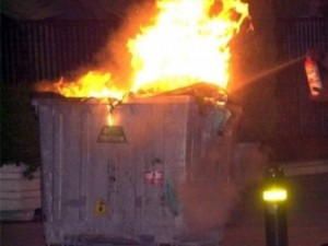 Βόλος: Φωτιά σε έξι κάδους απορριμμάτων τη νύχτα - Φωτογραφία 1