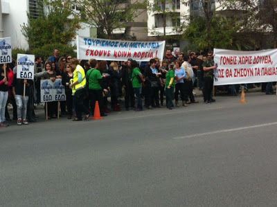 ΤΩΡΑ: Θέλουμε δουλειά και όχι φυλακή- Πολίτες υπέρ των μεταλλείων χρυσού βρίσκονται έξω από την Περιφέρεια (video+ΦΩΤΟ) - Φωτογραφία 3