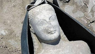 Δεσποτικό Πάρου: Μυστηριώδης ταφή σε αρχαίο ναό!! - Φωτογραφία 1