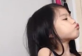Δείτε την 5χρονη Caly πόσο αγαπάει το κατοικίδιο της! [video] - Φωτογραφία 1