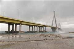 ΤΩΡΑ: Μερικός αποκλεισμός της γέφυρας Ρίου - Αντιρρίου λόγω θυελλωδών ανέμων - Φωτογραφία 1