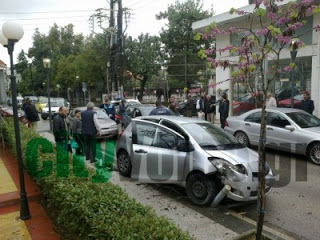 Αγρίνιο: Τροχαίο με υλικές ζημιές στο κέντρο της πόλης - Φωτογραφία 1